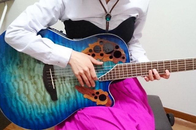 女性の生徒さんがオベーションのギターを購入！ - アズール・ギター